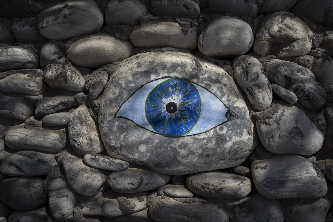 Le Mataki ou oeil bleu, symbole protecteur répandu en Grèce, peint sur une pierre, Crète, Grèce. @helene_decaestecker