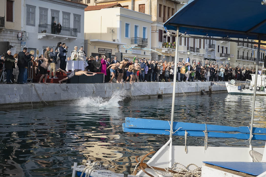 Célébration de la Théophanie le 6 janvier. fête orthodoxe lors de laquelle une croix bénite est jetée dans l'eau. Le nageur qui la récupérera en premier aura de la chance pour l'année à venir. Gythio, Grèce. @helene_decaestecker