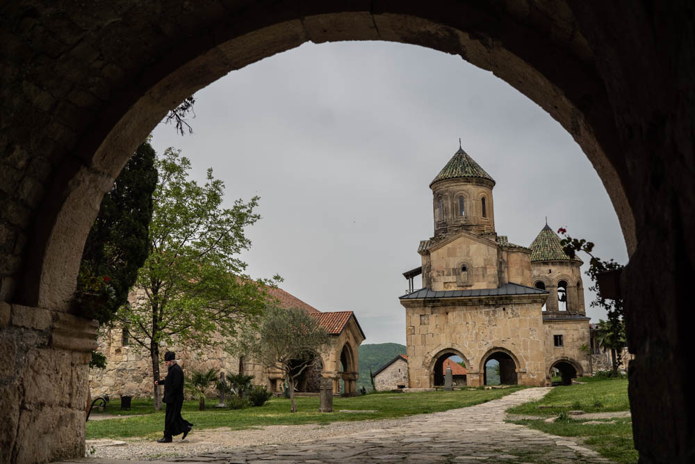 Prêtre orthodoxe du monastère de Ghélati, Koutaïssi, Géorgie @helene_decaestecker