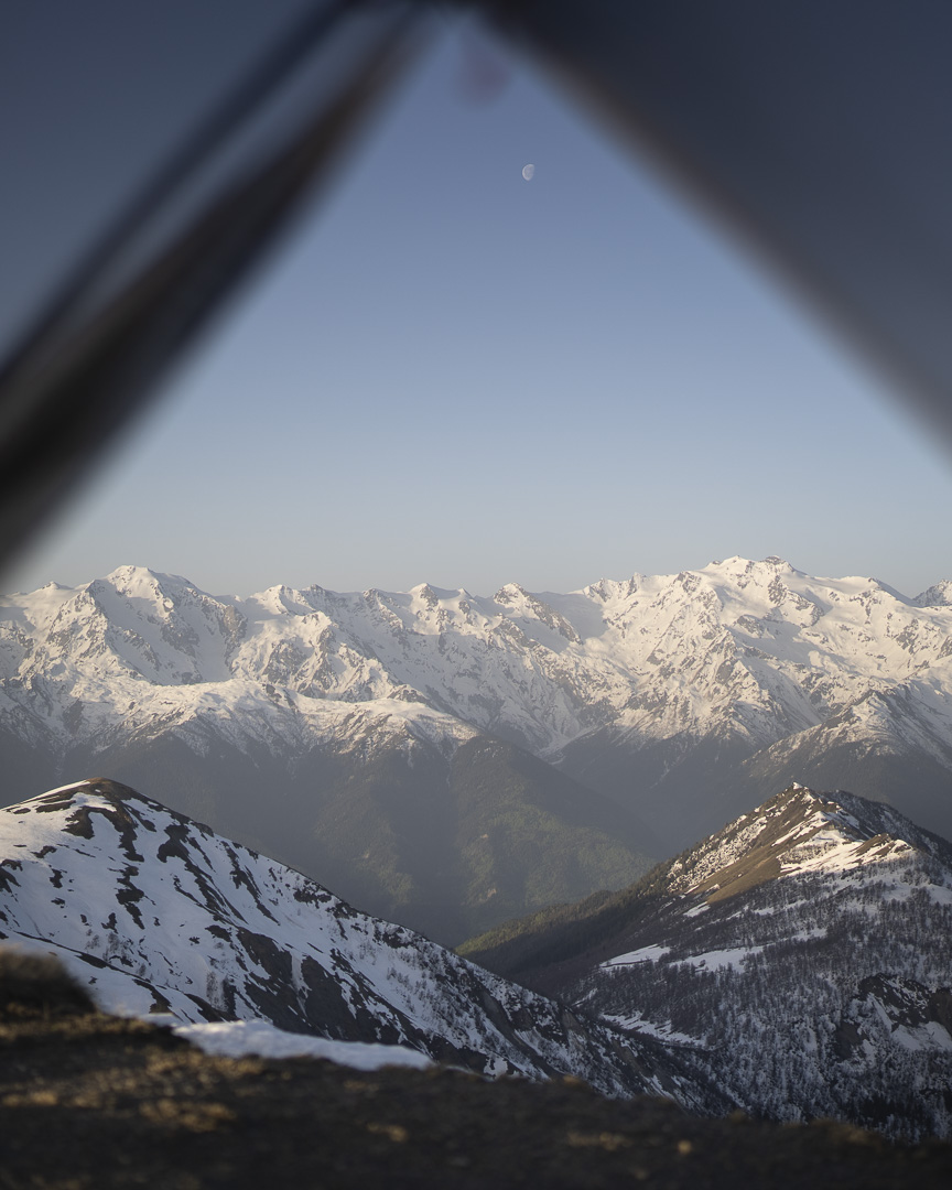 Bivouac au sommet du "Guli pass", entre Mazeri et Mestia, Géorgie @helene_decaestecker