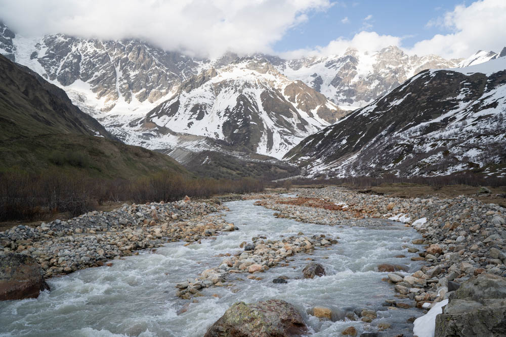 Le glacier Shkhara sépare physiquement la Géorgie de la Russie et culmine à plus de 5000 métres @helene_decaestecker