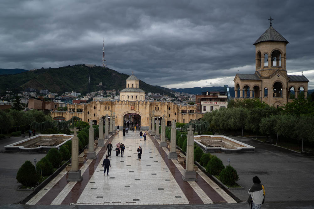 Vue sur l'entrée de la cathédrale de la trinité, largement fréquentée le jour de la Pâques orthodoxe, Géorgie. @helene_decaestecker