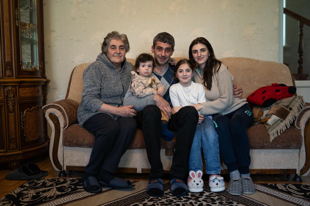Famille Arménienne qui nous a invité à passer une nuit chez eux, Arménie. @helene_decaestecker
