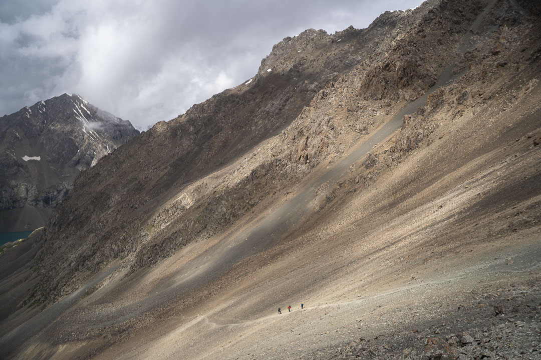 Randonneurs se dirigeant vers le lac Ala-Kul, Kirghizistan. @helene_decaestecker