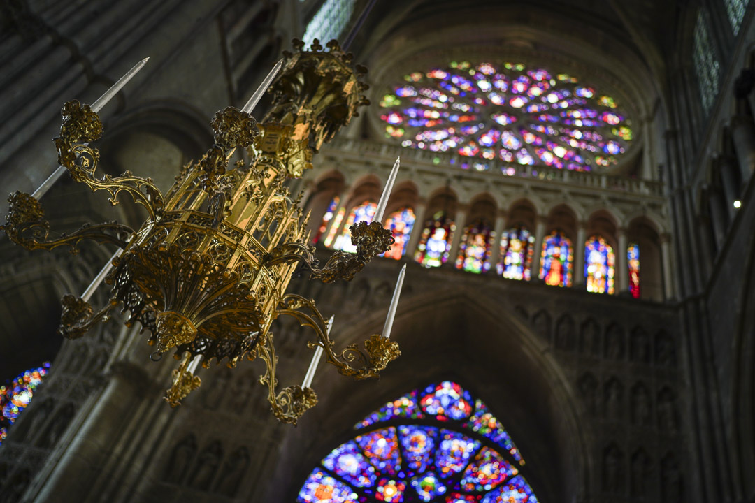 Lustre imposant situé dans la cathédrale de Reims, France. @helene_decaestecker