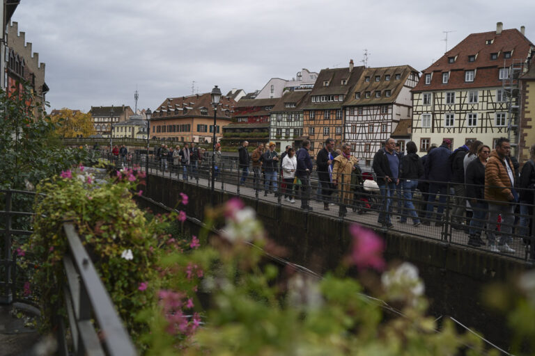 Vue du quartier historique de la Petite France à Strasbourg, avec ses maisons à colombages, ses passants et ses fleurs le long du canal. France. @helene_decaestecker