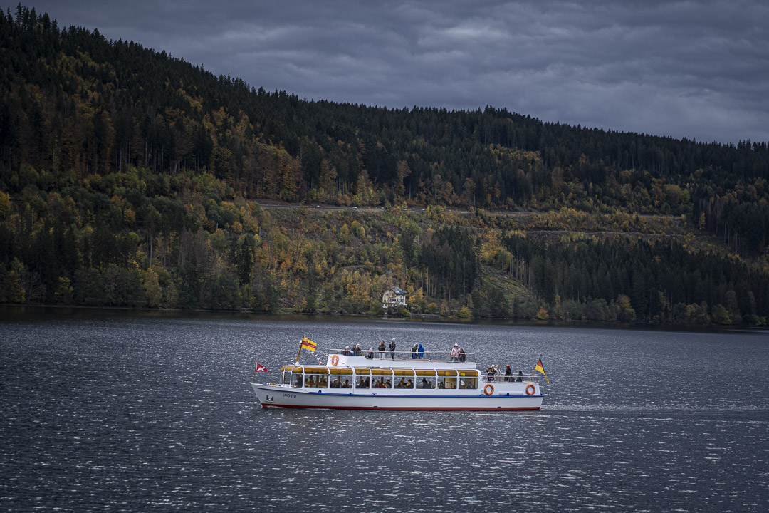 Bateau de plaisance naviguant sur le lac Titisee, Titisee-Neustadt, Allemagne. @helene_decaestecker
