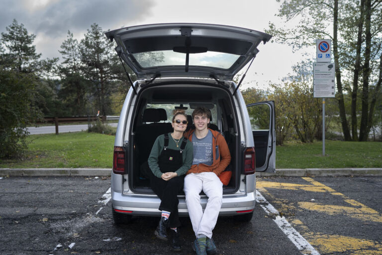 Deux grimpeurs italiens, Maria et Johannes, en séjour à Innsbruck nous ont avancé jusqu'à Bolsano. Leur langue natale est l'allemand. Italie. @helene_decaestecker
