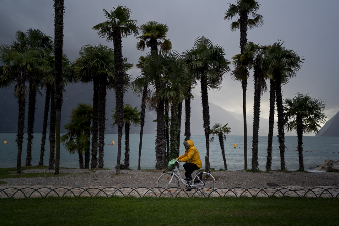 Cycliste échappant aux averses, Arco, Italie.@helene_decaestecker