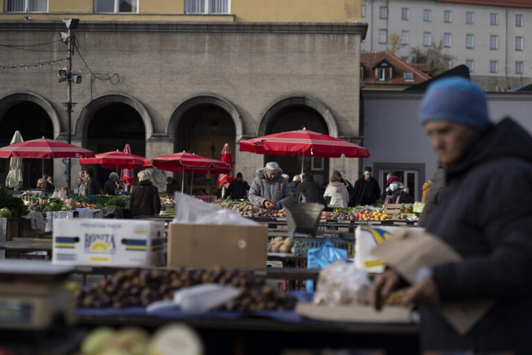 Marché de Zagreb, Croatie. @helene_decaestecker