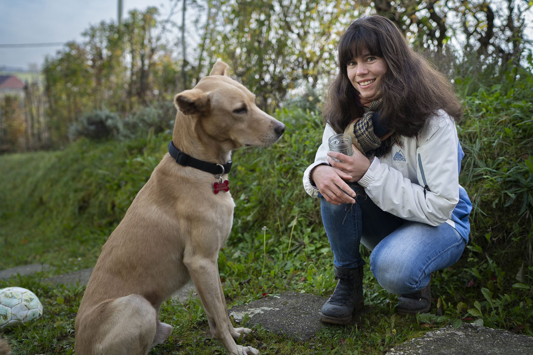 Hannah, étudiante vétérinaire, et son chien, notre hôte à Zagreb, Croatie. @helene_decaestecker
