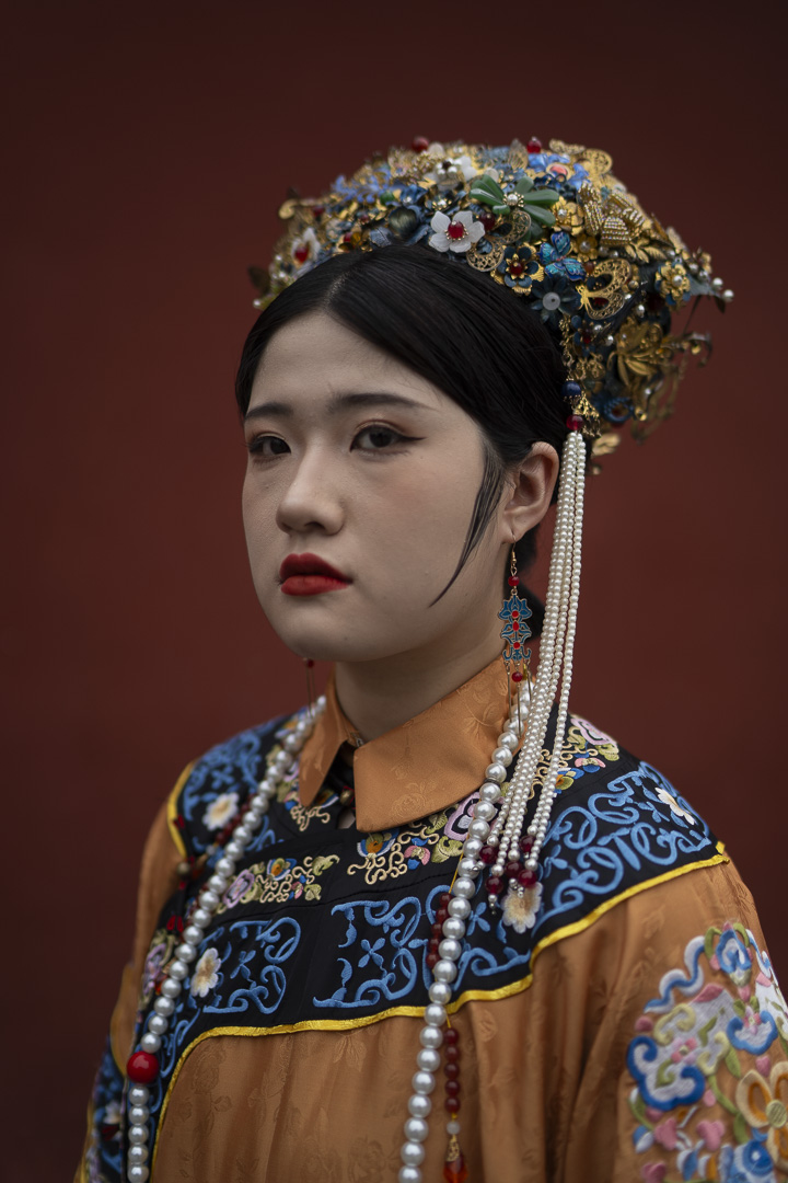 Chinoise en tenue traditionnelle, cité Interdite, Pékin, Chine. @helene_decaestecker