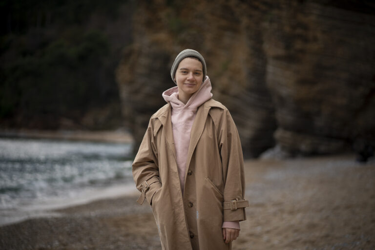 Sonya, notre hôte russe, vivant désormais à Budva. Mogren beach, Monténégro. @helene_decaestecker