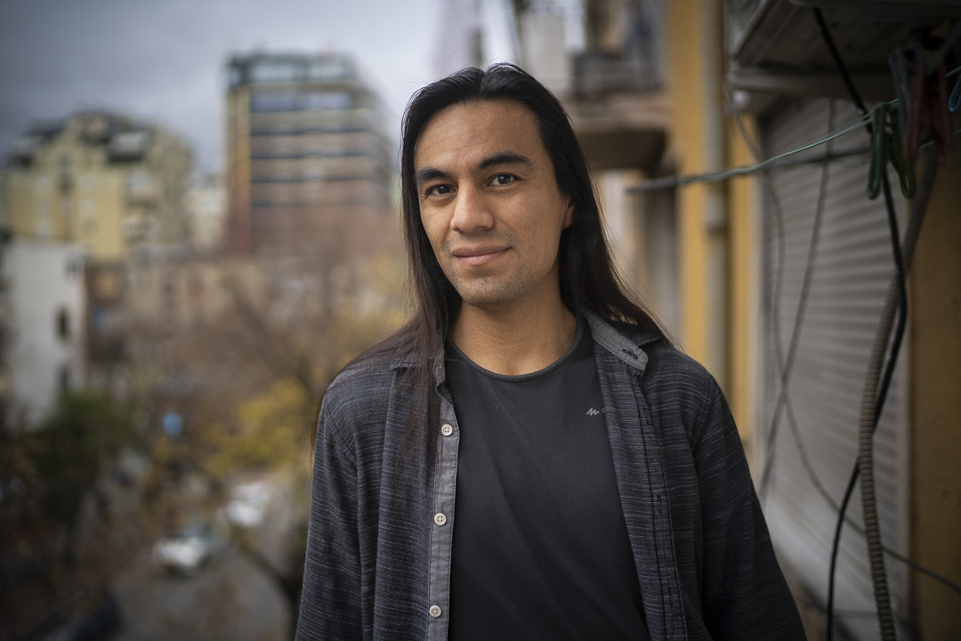 Eduardo, mexicain, nous a hébergé à Tirana. Il devait bientôt partir dans une destination qu'il n'a pas encore choisi, voyageant de visa en visa. Albanie. @helene_decaestecker