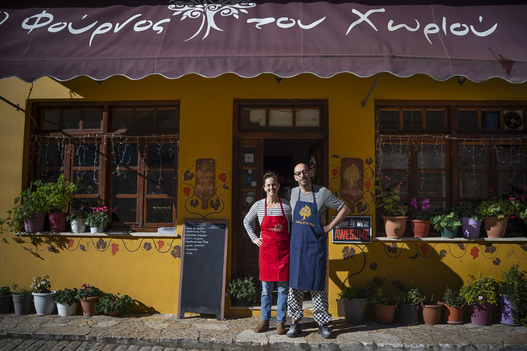 Kostas et Anna, (originaire de Boston), tiennent "la boulangerie du village" dans le petit village de Zitsa au nord ouest du pays. Ils se sont rencontrés grâce à couchsurfing et ont accueilli plus de 1500 voyageurs depuis une quinzaine d'années, Grèce. @helene_decaestecker