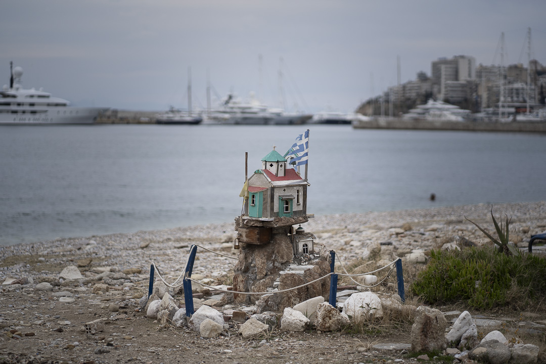 Petite chapelle orthodoxe sur une plage du Pirée, principal port d'Athènes situé sur la côte est du golfe Saronique, Athènes, Grèce. @helene_decaestecker