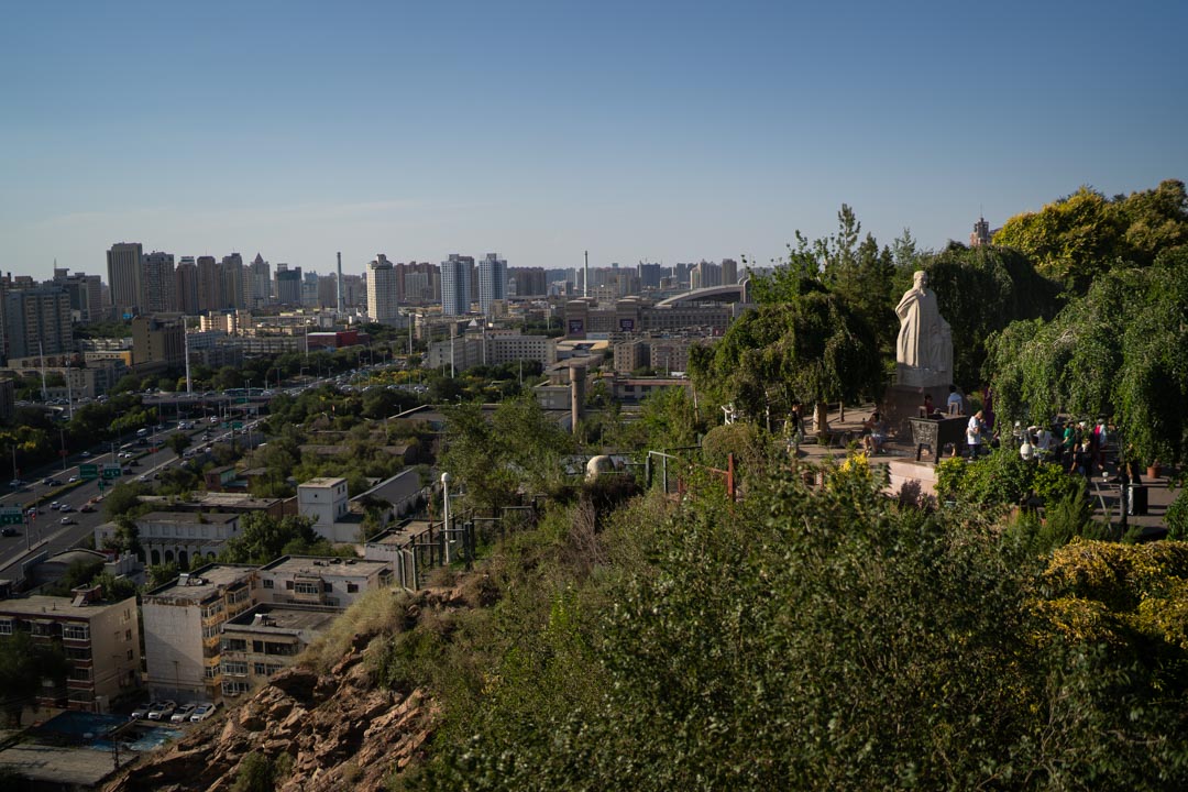 Vue de la capital du Xinjiang, Urumqi, au sommet du Red Hill Park, à 910 mètres d'altitude, Chine. @helene_decaestecker