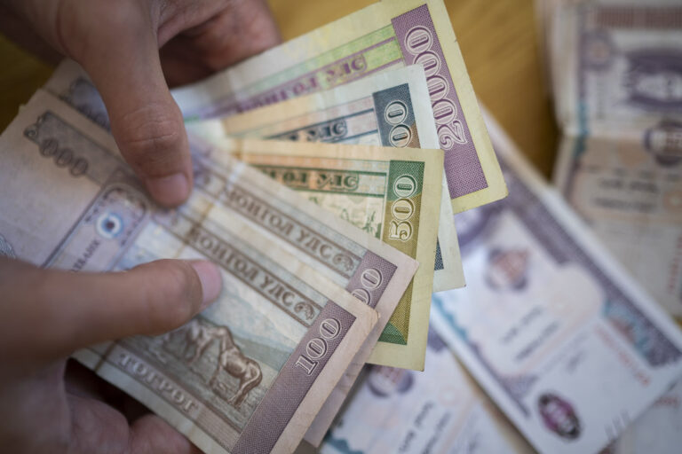 Argent Mongole, équivalent d'environ six euros. @helene_decaestecker