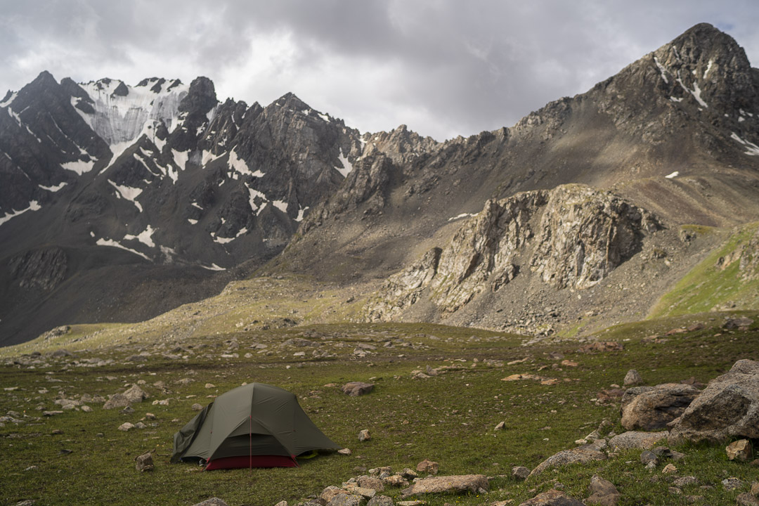 Camping au pied du col donnant accès au lac Ala Kul, Kirghizistan @helene_decaestecker