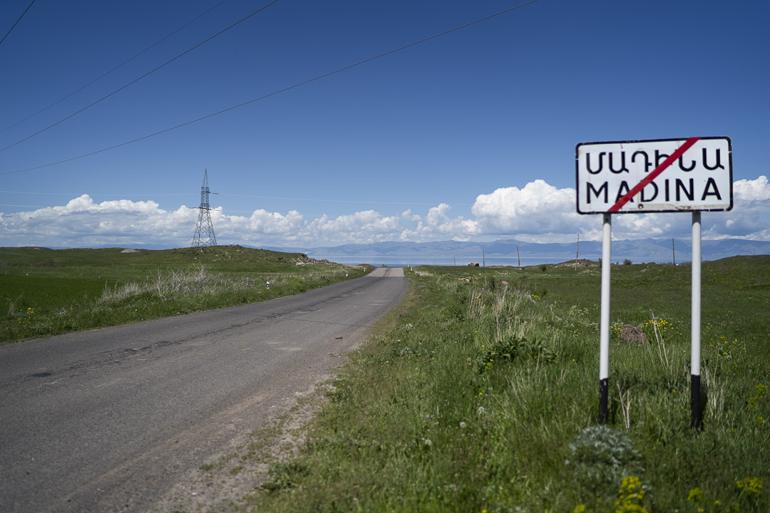 Sortie de Madina, entre lac et volcan. Arménie. @helene_decaestecker