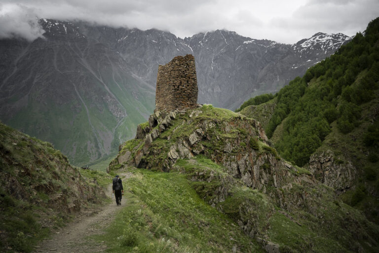 Descendre vers le village de Kazbegi, Géorgie. @helene_decaestecker
