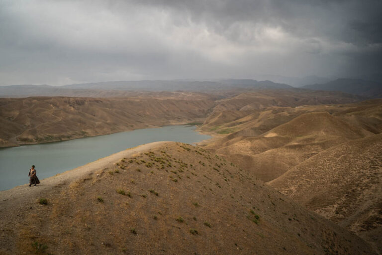 Sur la route du parc de Zaamin, Zomin sur ombori, Djizazk, Ouzbékistan. @helene_decaestecker