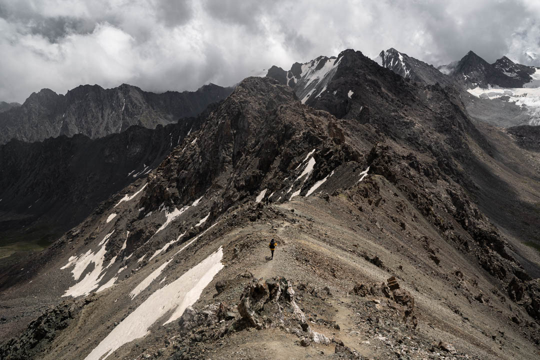 Vue sur les sommets depuis le col d'Ala-Kul, Kirghizistan. @helene_decaestecker