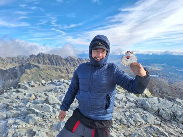 Chemin de Compostelle @Nicolas Zullo en plein pèlerinage, la Coquille de Saint-Jacques dans la main.