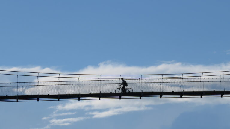 Cycliste dans les nuages, libre comme l'air
